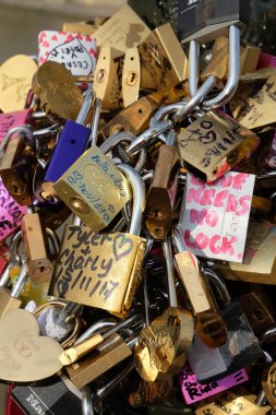 Paris, Fransa - Kasım 2017: Aşk kilitler Seine köprü Paris, Fransa