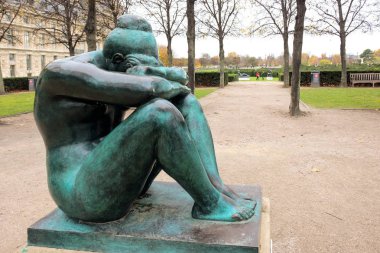 Paris, Fransa - Eylül 2017: Paris - Aristide Maillol Tuileries bahçesinde bronz heykelini. Paris, Fransa