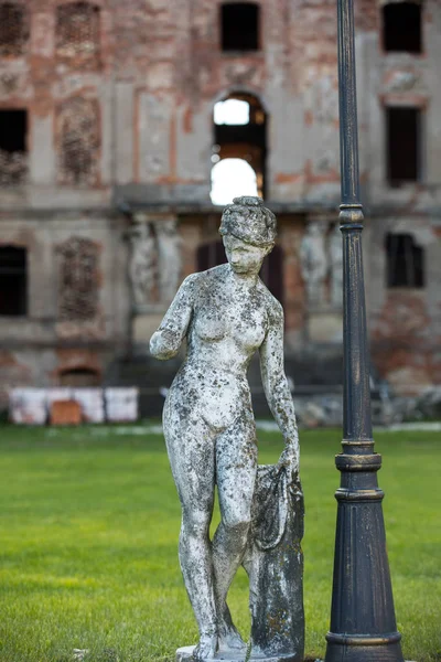 布罗迪 2017年4月17日 一个妇女的石头雕塑在 Bruhl 宫殿的背景在布罗迪被苏联军队毁坏了 — 图库照片
