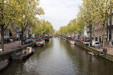 Amsterdam, Hollanda - 20 Nisan 2017: Canal sahne bir bisiklet, tekne ve Red Light District geleneksel Hollanda evleri ile. Amsterdam. Hollanda