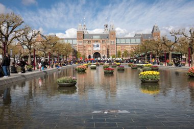 Amsterdam, Hollanda - 22 Nisan 2017: Rijksmuseum Ulusal Müzesi ile ben Amsterdam işaret ve Lale yansıtan Havuzu. Amsterdam, Hollanda