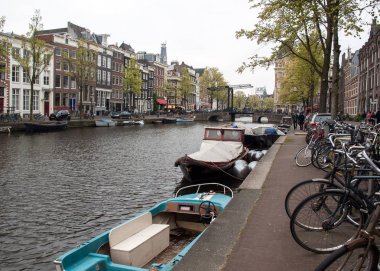 Amsterdam, Hollanda - 20 Nisan 2017: Canal sahne bir bisiklet, tekne ve Red Light District geleneksel Hollanda evleri ile. Amsterdam. Hollanda
