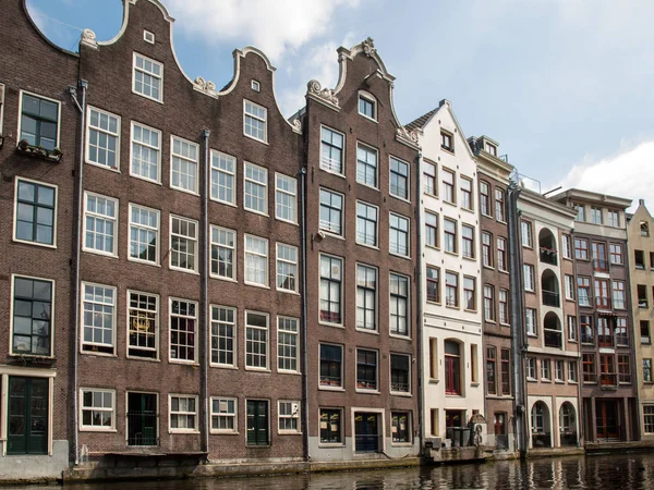 Амстердам Нидерланды Апреля 2017 Года Типичные Дома Крышей Улице Дамрака — стоковое фото