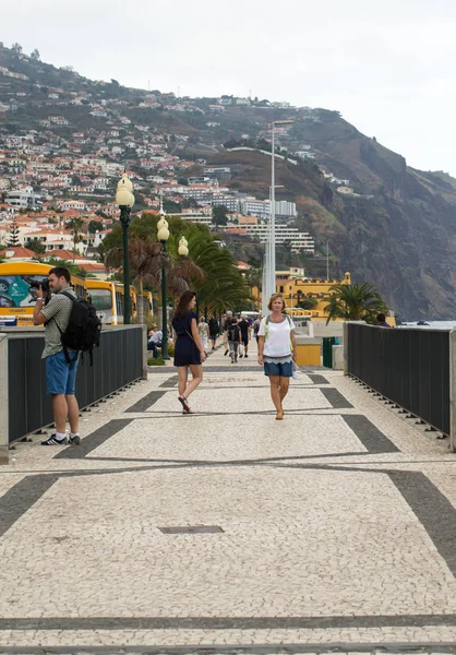 Funchal Madeira Portugal September 2016 Människor Som Går Längs Strandpromenaden — Stockfoto