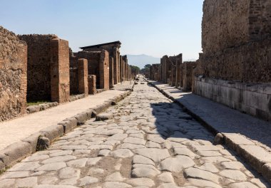 Pompei, İtalya kalıntıları antik bir Arnavut kaldırımlı sokakta.