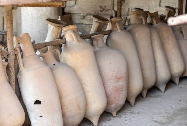 Pompei 'de Vesuvius patlamasından kurtulan gemiler, saksılar ve çeşitli eserler çıkarıldı ve kataloglandı. Pompei, İtalya