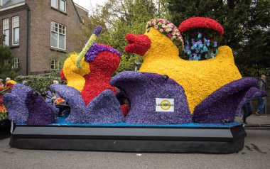 Noordwijkerhout, Hollanda - 21 Nisan 2017: geleneksel çiçek, renkli çiçek yapılan ördek Bloemencorso Noordwijk Haarlem Hollanda için geçit töreni