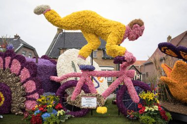 Noordwijkerhout, Hollanda - 21 Nisan 2017: Platform ile Lale ve sümbül sırasında geleneksel çiçek geçit törenini Bloemencorso Noordwijk üzerinden Hollanda'da Haarlem. 