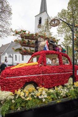 Noordwijkerhout, Hollanda - 21 Nisan 2017: Platform ile Lale ve sümbül sırasında geleneksel çiçek geçit törenini Bloemencorso Noordwijk üzerinden Hollanda'da Haarlem. 