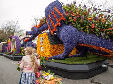 Noordwijkerhout, Hollanda - 21 Nisan 2017: Platform ile Lale ve sümbül sırasında geleneksel çiçek geçit törenini Bloemencorso Noordwijk üzerinden Hollanda'da Haarlem. 
