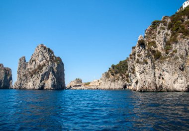 Capri Adası, İtalya Faraglioni buzlu tekneden görüntülemek. 