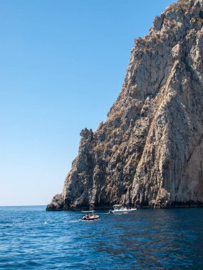 Capri Adası, İtalya Faraglioni buzlu tekneden görüntülemek. 