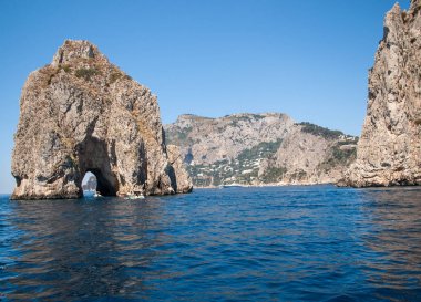 Capri Adası, İtalya Faraglioni buzlu tekneden görüntülemek. 