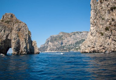 Capri Adası, İtalya Faraglioni buzlu tekneden görüntülemek. 