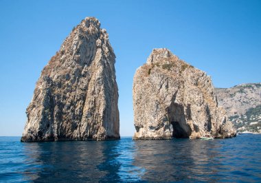 Capri Adası, İtalya Faraglioni buzlu tekneden görüntülemek. 