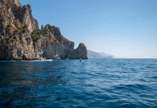 Capri Italia Junio 2017 Barcos Con Turistas Cerca Grotta Bianca —  Fotos de Stock