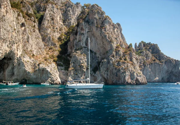 Capri Italia Junio 2017 Barcos Con Turistas Cerca Grotta Bianca —  Fotos de Stock