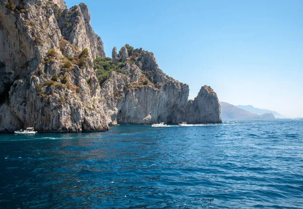 Capri, İtalya - 13 Haziran 2017: Tekne turist Grotta Bianca ve Grotta Meravigliosa, Capri, İtalya
