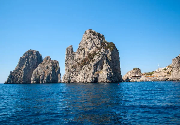 Vista Dalla Barca Sulle Rocce Dei Faraglioni Sull Isola Capri — Foto Stock