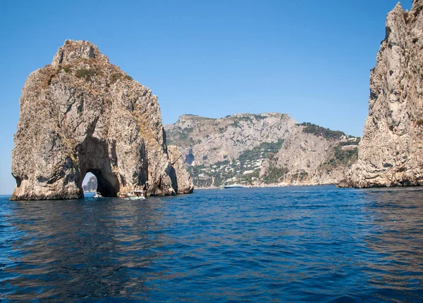 查看从巨贾岩石上意大利卡普里岛上的船 — 图库照片