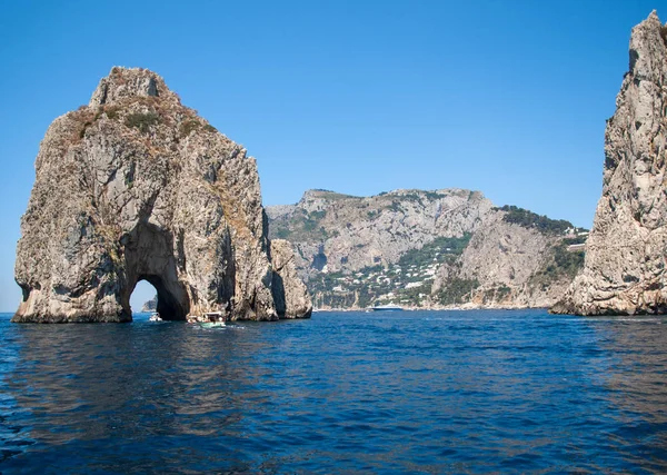 Вид Лодки Скалы Фаральони Острове Капри Италия — стоковое фото