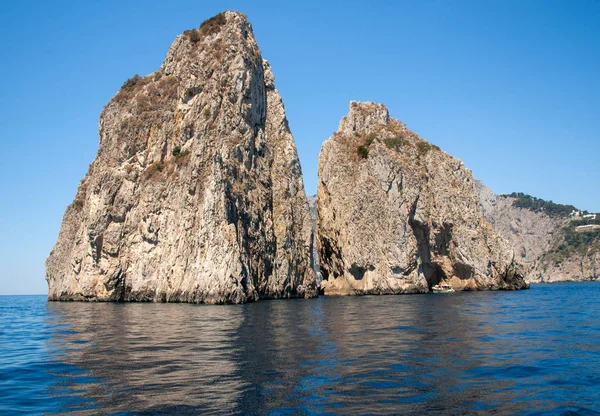 Vista Dalla Barca Sulle Rocce Dei Faraglioni Sull Isola Capri — Foto Stock