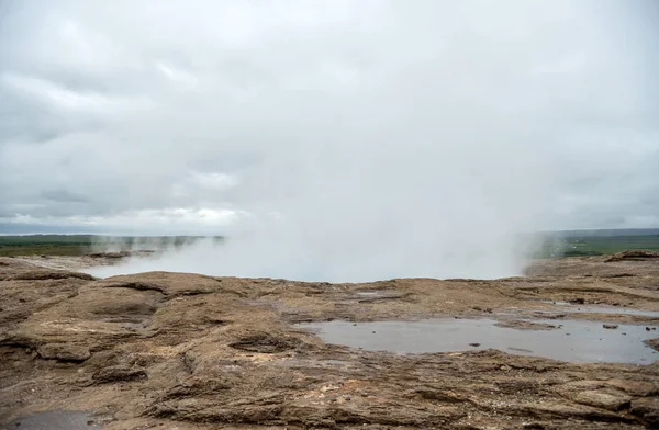 Vista Prado Con Aguas Termales Vapor Valle Haukadalur Sur Islandia — Foto de Stock