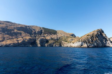 Sorrento ve Positano arasındaki Amalfi Sahili manzarası. Campania 'da. İtalya
