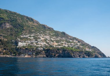 Sorrento ve Amalfi arasındaki Amalfi Sahili manzarası. Campania 'da. İtalya