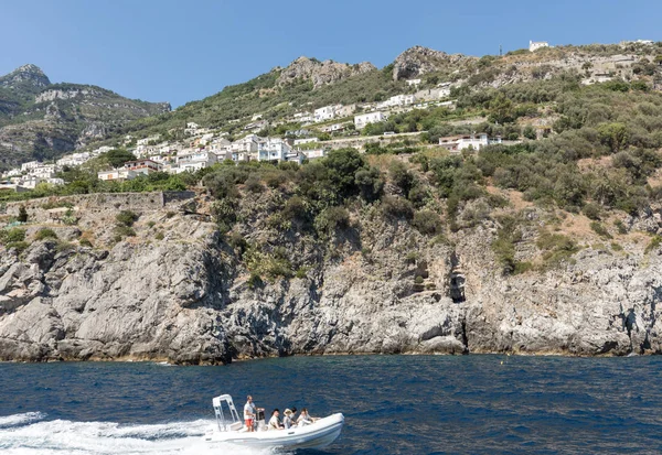 Amalfiの岩の多い海岸にある排他的なヴィラとアパート カンパニアだ イタリア — ストック写真