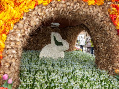 Noordwijkerhout, Hollanda - 21 Nisan 2017: Geleneksel çiçek, bitki süslemeleri Bloemencorso Noordwijk Haarlem Hollanda için geçit töreni