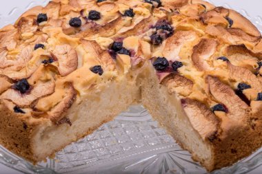 Taze pişmiş meyveli tatlı kek.