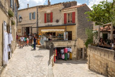  Les Baux de Provence, Fransa - 26 Haziran 2017: Les Baux de Provence ortaçağ köyü sokak. Les Baux şimdi tamamen turizme, Fransa en güzel köylerinden olarak ün dayanarak verilir