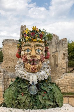Les Baux, Fransa - 26 Haziran 2017: Bahar başlıklı sanat, dört üç boyutlu yorumlarını Philip Haas tarafından oluşturulan ve İtalyan Rönesans ressamı Giuseppe Arcimbaldo aynı başlıklar içeren bir dizi Resim Sergisi ile ilham mevsim olduğunu. Her denizler