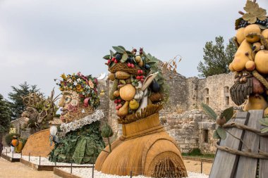 Les Baux, Fransa - 26 Haziran 2017: Belgili tanımlık artworks dört mevsim Philip Haas tarafından oluşturulan ve İtalyan Rönesans ressamı Giuseppe Arcimbaldo aynı başlıklar içeren bir dizi Resim Sergisi ile ilham üç boyutlu yorumlar vardır. Her sezon represe olduğunu