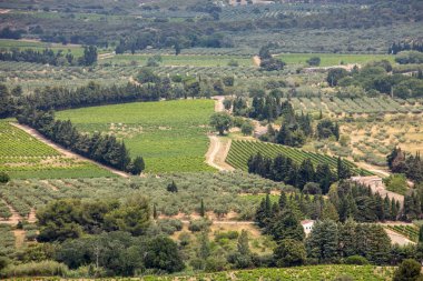 Ünlü Les Baux de Provence ortaçağ köyü, Güney Fransa'da vadiden Luberon panoramik görünüm