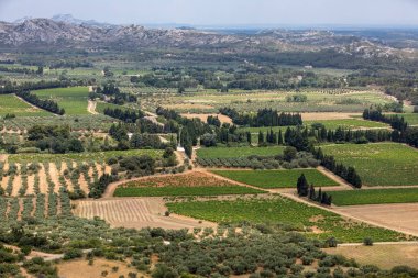 Ünlü Les Baux de Provence ortaçağ köyü, Güney Fransa'da vadiden Luberon panoramik görünüm