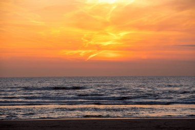 Deniz turuncu gökyüzü karşı doğal görünümü