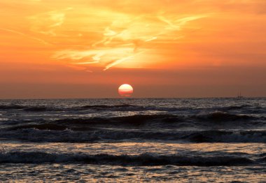 Deniz turuncu gökyüzü karşı doğal görünümü