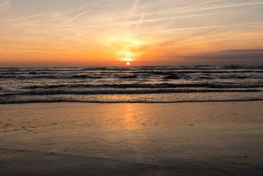 Deniz turuncu gökyüzü karşı doğal görünümü