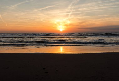 Deniz turuncu gökyüzü karşı doğal görünümü