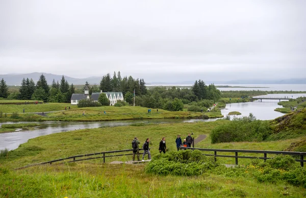 Thingvellir Islandia Lipca 2017 Turystów Spacer Almannagja Linii Winy Połowie — Zdjęcie stockowe