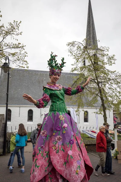 Noordwijkerhout Niederlande April 2017 Frauen Bunten Kleidern Laufen Auf Stelzen — Stockfoto