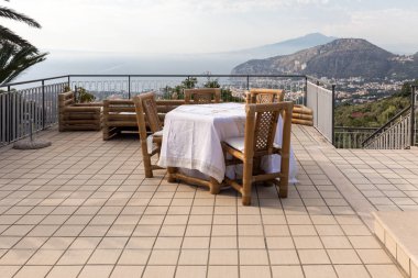 Napoli körfezindeki villasının ve Vesuvius bakan terasta yemek tablo için hazır. Sorrento. İtalya