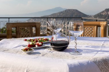 Napoli körfezindeki villasının ve Vesuvius bakan terasta yemek tablo için hazır. Sorrento. İtalya