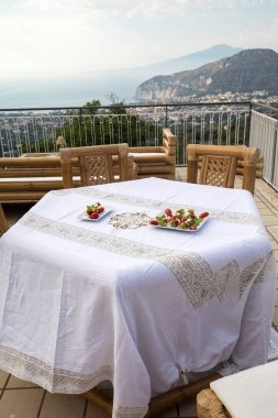 Napoli körfezindeki villasının ve Vesuvius bakan terasta yemek tablo için hazır. Sorrento. İtalya