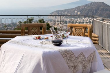 Napoli körfezindeki villasının ve Vesuvius bakan terasta yemek tablo için hazır. Sorrento. İtalya