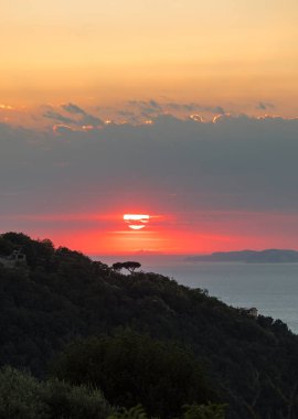 Napoli Körfezi nde romantik günbatımı. Sorrento. İtalya