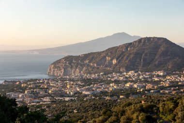 Napoli Körfezi ve Vesuvius romantik günbatımı. Sorrento. İtalya