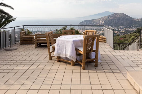 Voorbereid Voor Avondmaal Tafel Het Terras Met Uitzicht Baai Van — Stockfoto